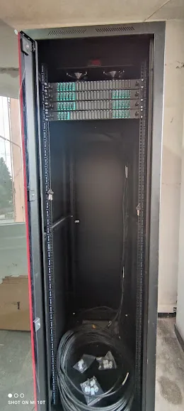 Оптични панели в комуникационен шкаф